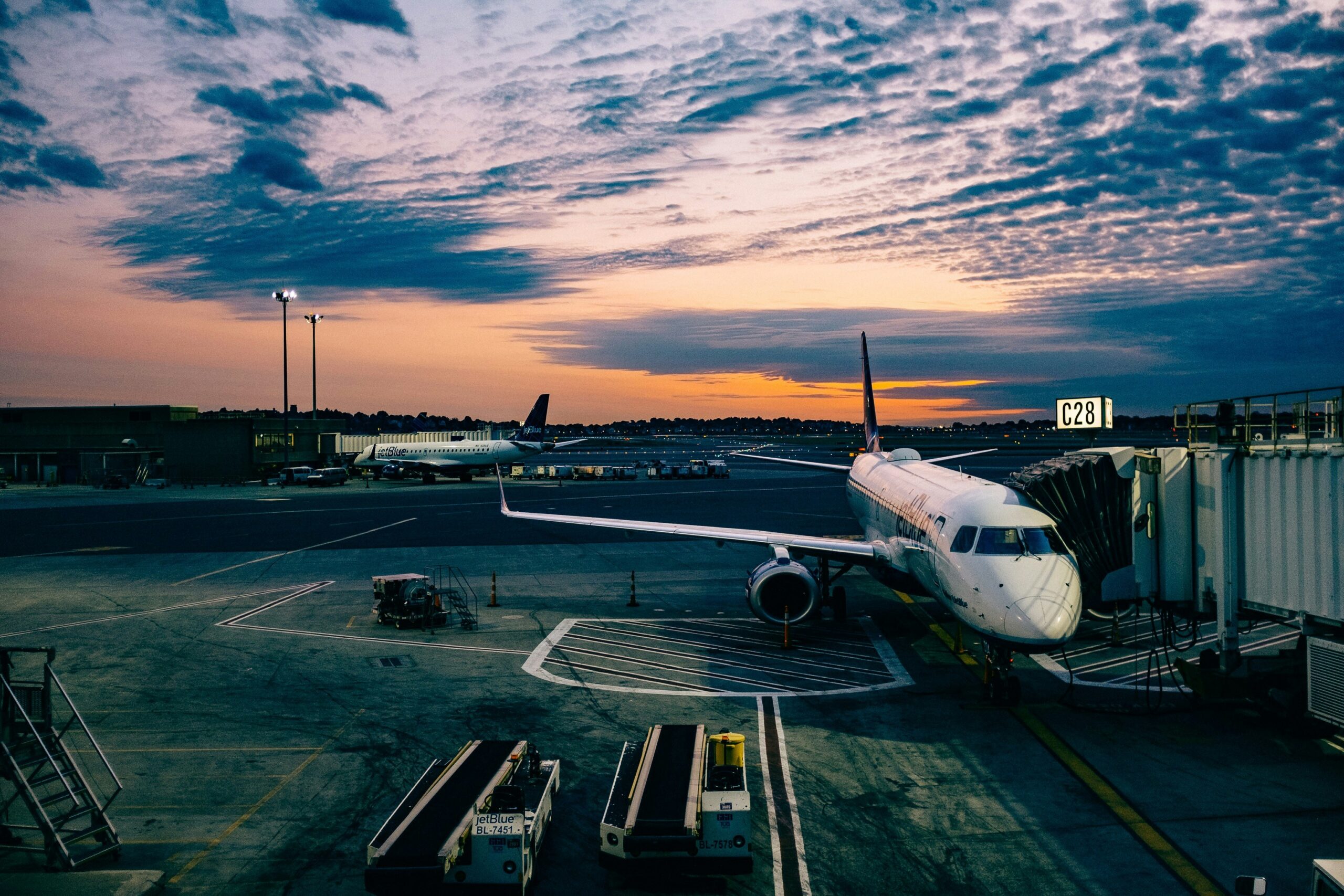 Un avion sur le tarmac de l'aéroport logan, dans le massachusetts. copyright: ashim d'silva